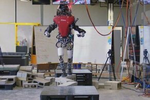 Человекоподобный робот ловко смог пройтись по выстроенному мостику