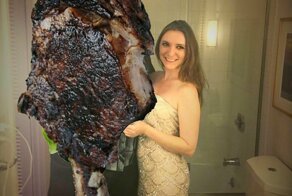 Вместо того, чтобы выбросить фотографии со своим бывшим, эта женщина просто накрыла его стейком