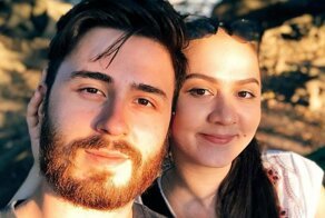 Девушка иллюстрирует жизнь со своим парнем, показывая, что любовь - не только цветочки и конфетки