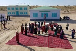 Президент Туркмении заложил новое село на фоне картонных домов, солнечных батарей и ветряков