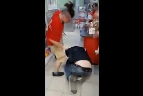 Сотрудник Пятерочки заподозрил покупателя в краже и начал избивать