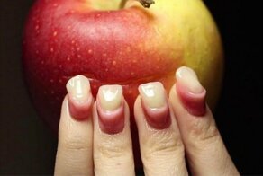 "Девочки, на ноготочки!": 15 примеров потрясающе безвкусного маникюра, на который нашлись клиентки