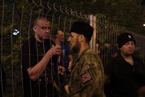 На месте сквера хотят построить храм. Протестующих приехали разгонять казаки и боксёры