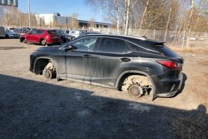 На платной парковке в аэропорту Екатеринбурга снимают колеса с машин