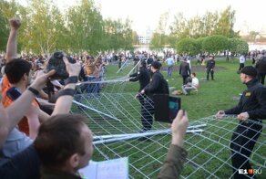 В Екатеринбурге местные жители  устроили протест против строительства храма на месте сквера