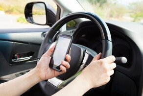 В ГИБДД назвали единственную ситуацию, когда водитель может пользоваться телефоном за рулем