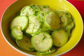 Малосольные кабачки с соевым соусом всего за 7 минут