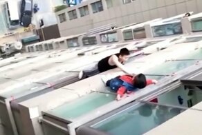 Видео: 5-летний мальчик вылез из окна 13 этажа, пока никого не было дома