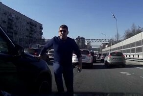 Неуравновешенный стоматолог из Санкт-Петербурга, обиделся, что его не пропустили