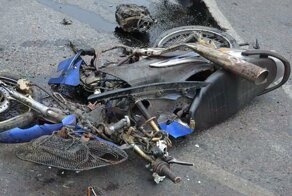 Внутренности мотоциклиста на асфальте