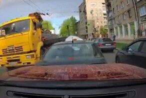 Авария дня. Манипулятор КамАЗ снес крышу таксисту