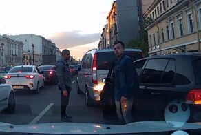 Неаккуратно вырулил или испугался сигнала