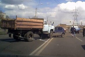 В Красноярске неуправляемый грузовик протаранил легковушку на встречной полосе