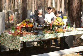 Самые странные вещи, которыми люди занимаются на кладбищах