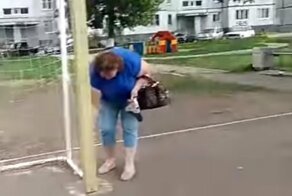 В Тольятти женщина испортила детям футбольные ворота