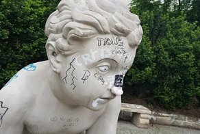 Модель из Польши разбила молотком статуи XVIII века ради забавы