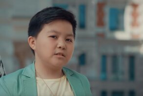 Финалист "Голос. Дети" Ержан Максим высмеял финал шоу в рекламе