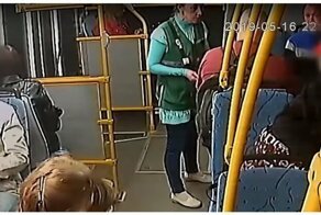 Мужчина выкинул кондуктора из автобуса из-за своего нежелания платить за сына