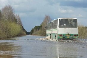В Сыктывкаре автобус эпично "проплыл" по затопленной дороге под песню из фильма "Титаник"