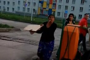 Цыганка засунула ребенка в мусорный бак, чтобы он искал просрочку