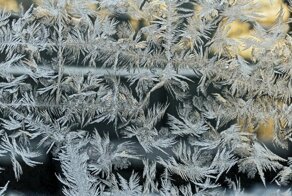 Почему на окнах появляются ледяные узоры?