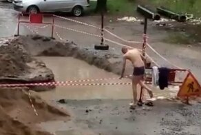 Житель Хабаровска использовал лужу как персональный бассейн в знак протеста
