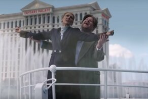 Селин Дион спела вместе с ведущим Джеймсом Корденом, спародировав знаменитую сцену из "Титаника"