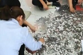 Китаянка расплатилась за автомобиль 13 тысячами монет, которые работники салона считали три дня