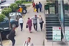 Пьяный неадекват без повода ударил двух проходящих мимо женщин