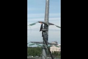 Суровый рабочий подтягивался на опоре ЛЭП в Серпухове