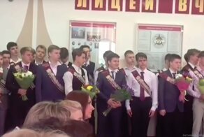 Мэр Владивостока случайно проводил выпускников "в последний путь"