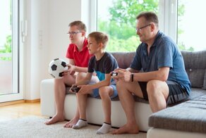 Почему футбольный мяч черно-белого цвета?