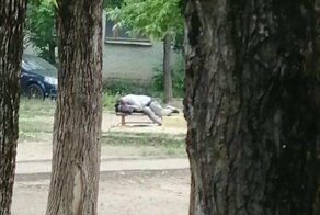 В Смоленске парочка решила заняться любовью прямо на детской площадке