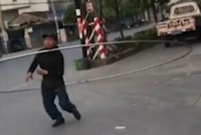 Видео: китайский пенсионер вертит огромный хула-хуп