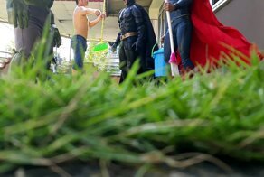 Фанат комиксов гениальным способом фотографируется со своими любимыми героями