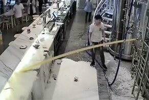 Неловкий китаец устроил на заводе пивной "армагеддон"