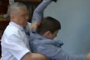 Хакасский чиновник возмутился вопросами журналиста и напал на него во время интервью