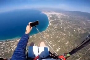 Неуклюжий любитель экстремального селфи остался без своего смартфона