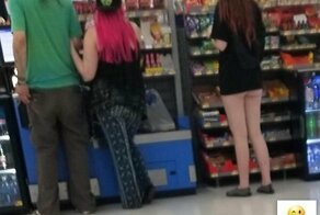 Эти люди просто пришли за покупками в американский супермаркет Walmart