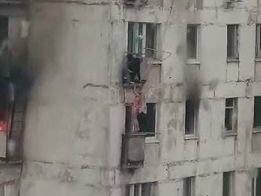 Смелый парень из Приморья спас двух девочек из горящей квартиры, подняв их на свой балкон