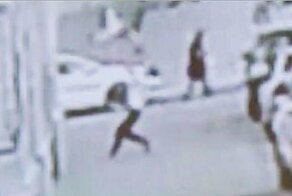 В Китае прохожий своим телом спас выпавшего из окна пятого этажа малыша