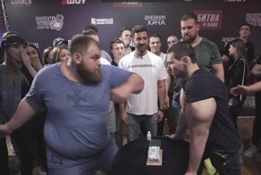 Кирилл "Руки-Базуки" получил хорошего леща от сурового бородача и отправился в нокдаун