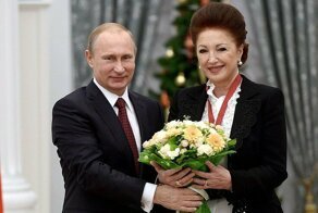 Путин наградил орденом акушерку, которая была ответственна за роды Кабаевой