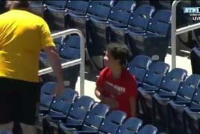 Взрослый болельщик не уступил ребенку прилетевший на трибуну мяч