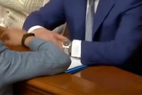 Неловко получилось: украинский чиновник на заседании Рады попытался спрятать дорогие часы