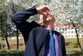 Чиновник выпил воду с червями, чтобы не проводить дезинфекцию