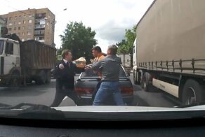 Двое на одного: в Подмосковье мужчина попал в больницу после дорожной драки