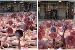 На улице Нью-Йорка разлеглись голые люди с фотографиями сосков