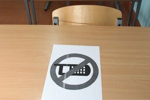 Более 100 школьников попались на ЕГЭ с мобильниками и шпаргалками