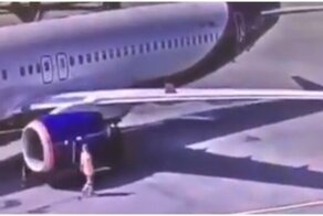 Сотрудник аэропорта Шереметьево ловко забросил сигнальный конус на крыло самолета